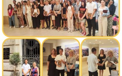 Premiazione degli alunni della generazione delle scuole elementari di Fiume