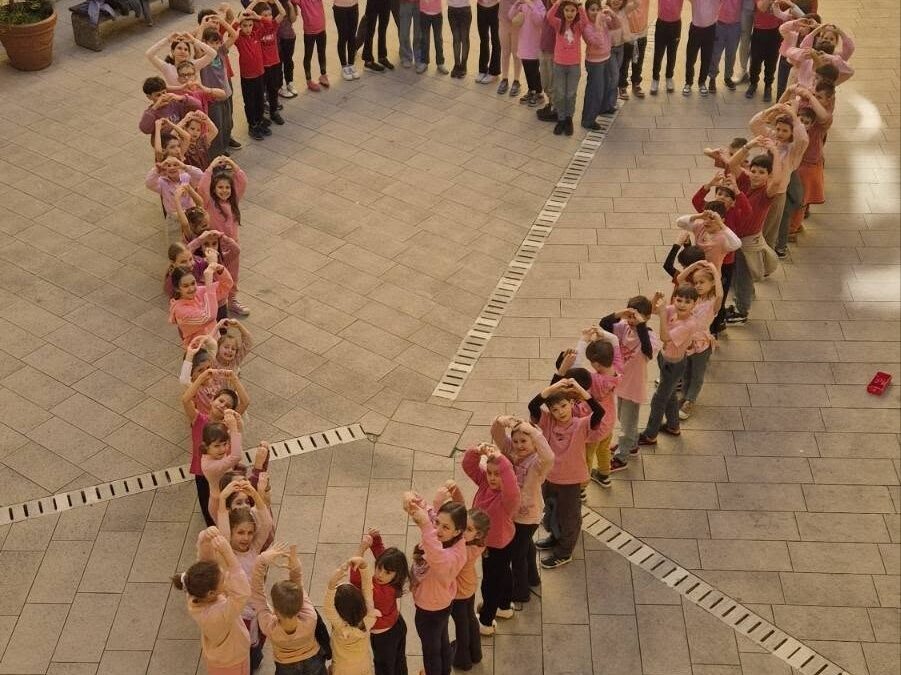 Dan ružičastih majica u produženom boravku – La Giornata delle Magliette Rosa al doposcuola